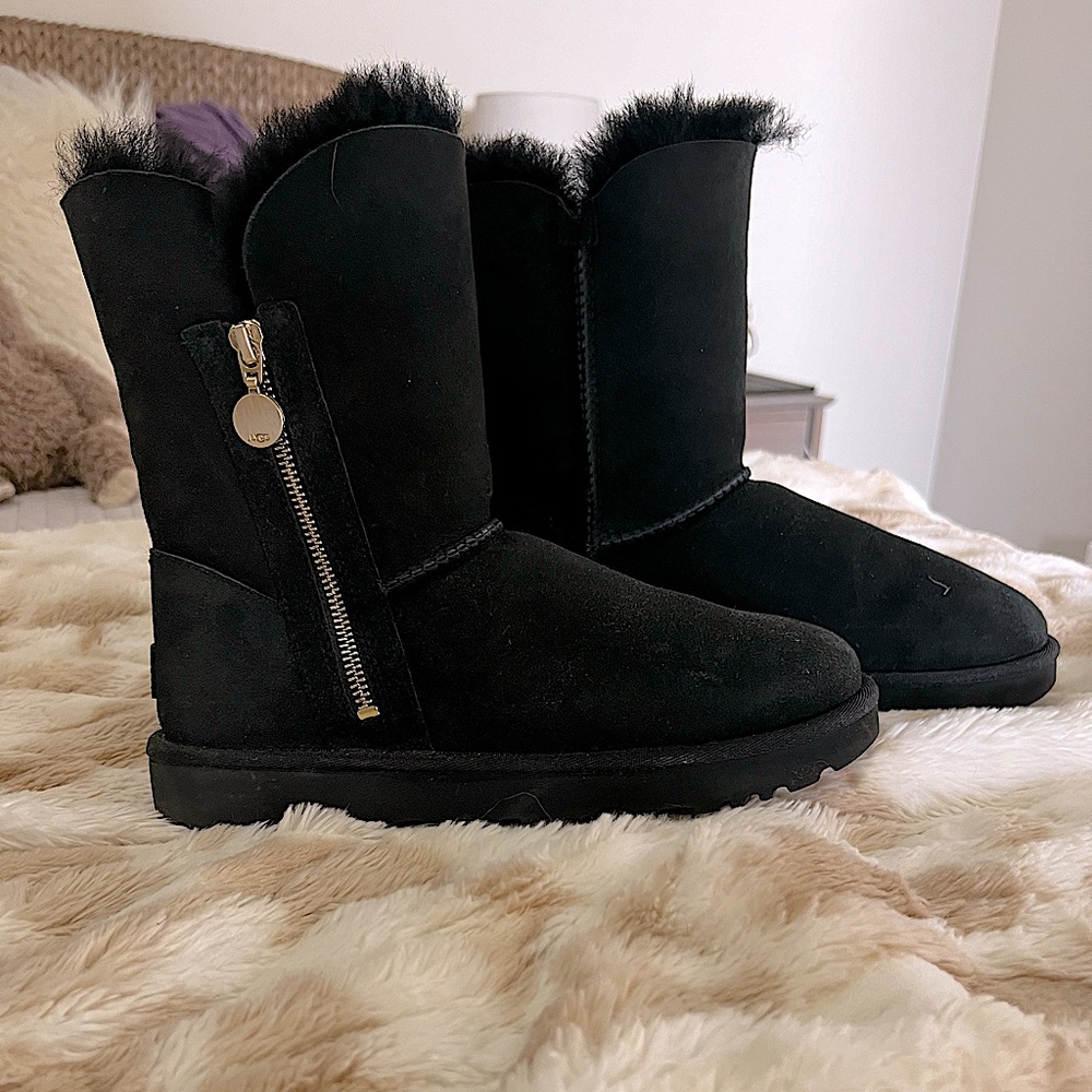 Women’s UGG Bailey zip short boot black brand new